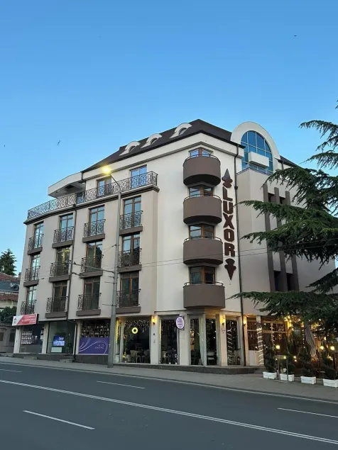 Hotel Luxor - Image 1