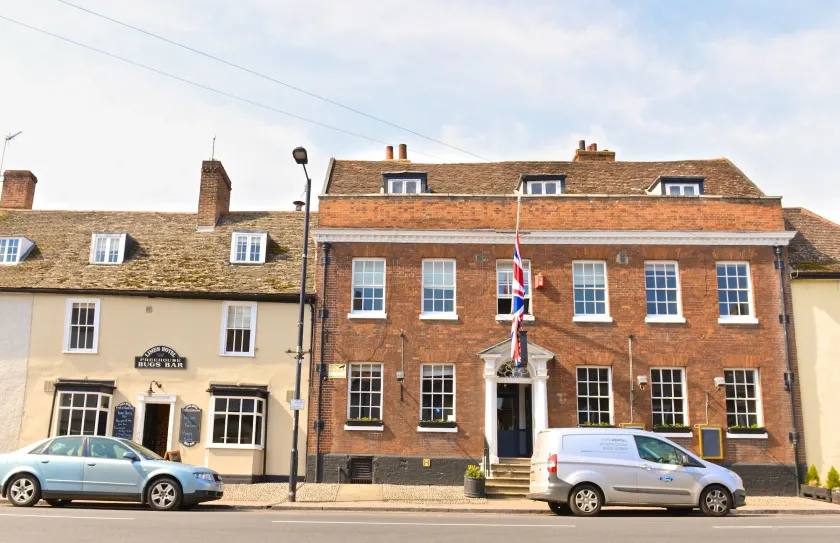 The Limes Bar and Hotel - Image 1