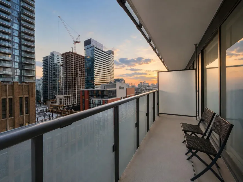 Queen Hotel DT - Image 1