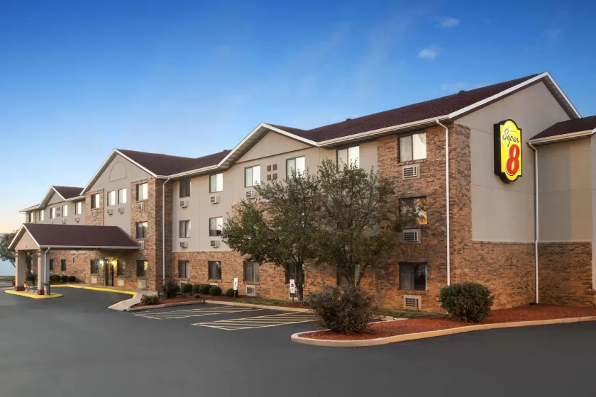 Super 8 by Wyndham Fairview Heights-St. Louis - Image 1