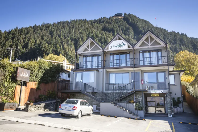 Lomond Lodge Motel & Apartments - Image 1