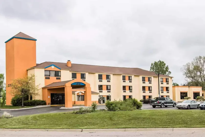 Days Inn by Wyndham Flint/Bishop International Airport - Image 1