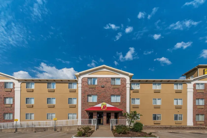 Super 8 by Wyndham Denton - Image 1