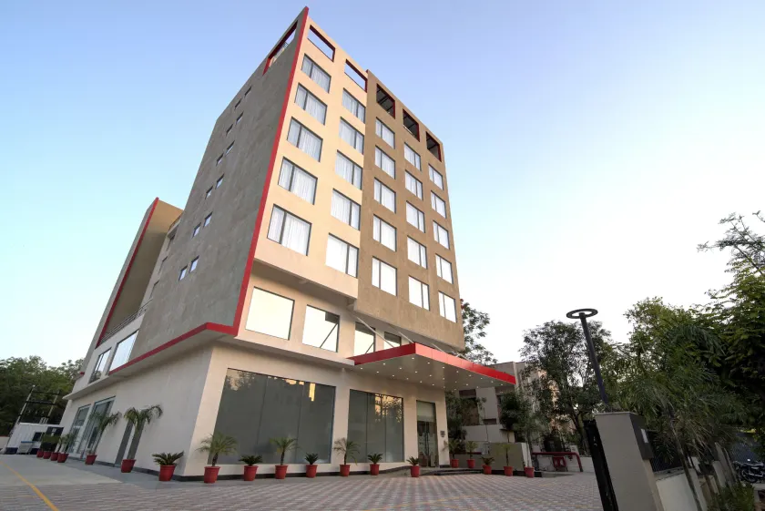 7 Apple Hotel Pratap Nagar - Image 1