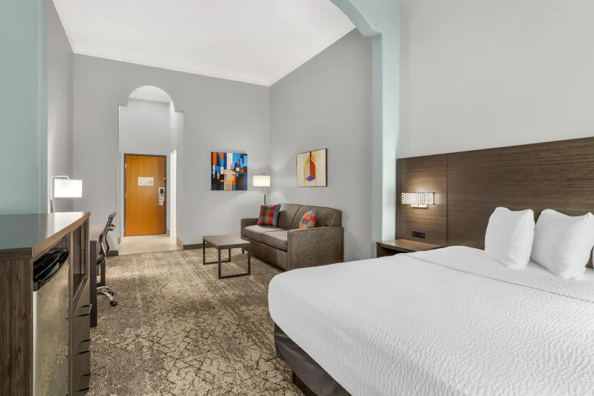Best Western Plus New Caney Inn & Suites - Image 1