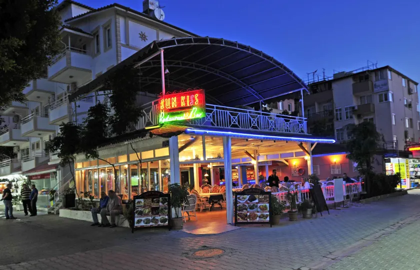 Sun Kiss Hotel - Image 1