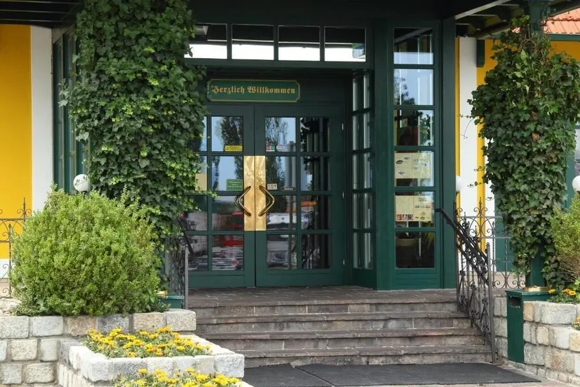 Oldtimer Motorhotel Guntramsdorf - Image 1