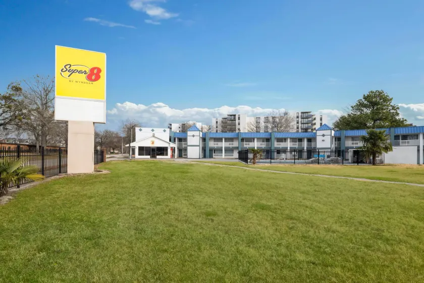 Super 8 by Wyndham Portsmouth - Norfolk - Image 1