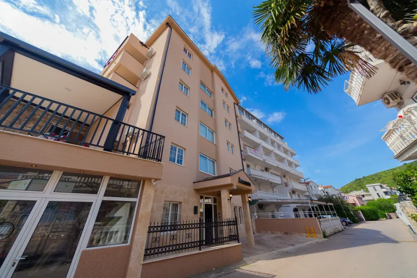 Azzuro apartments Budva - Image 1