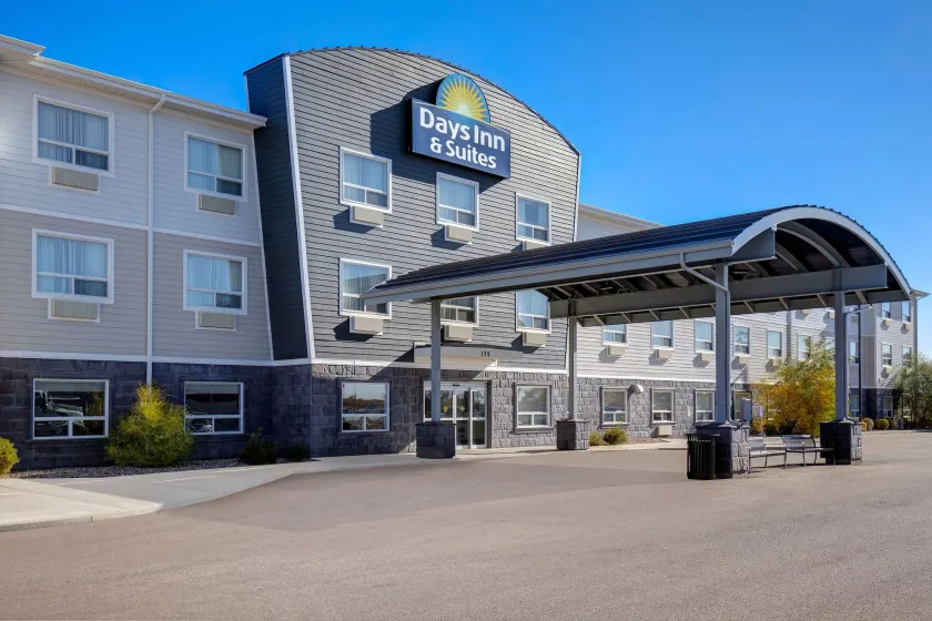 Days Inn & Suites by Wyndham Warman - Image 1