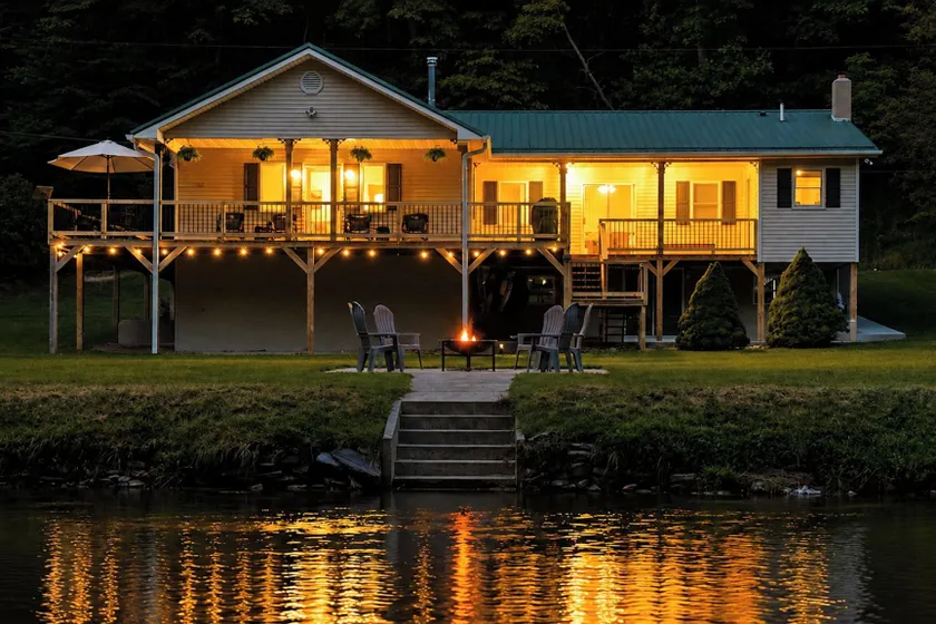 Creekside Cottage: Kayak, Tube, Fish, Remote Work - Image 1