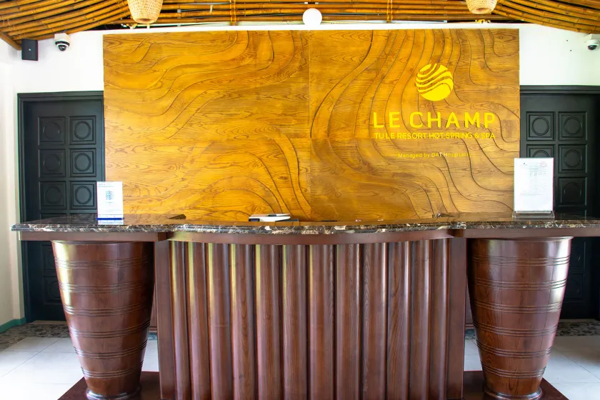 Le Champ Tu Le - Reception