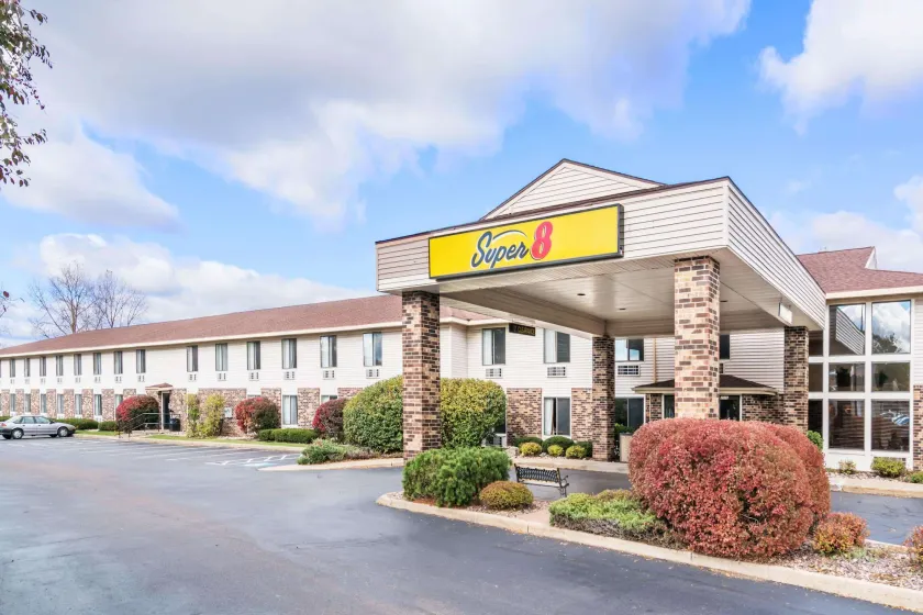 Super 8 by Wyndham Wausau - Image 1