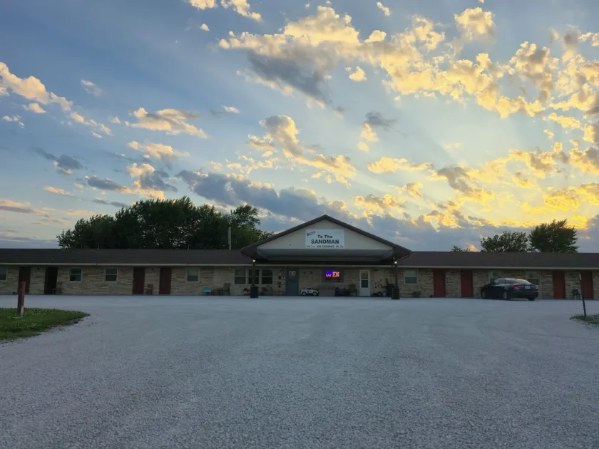 OYO Sandman Inn - Image 1