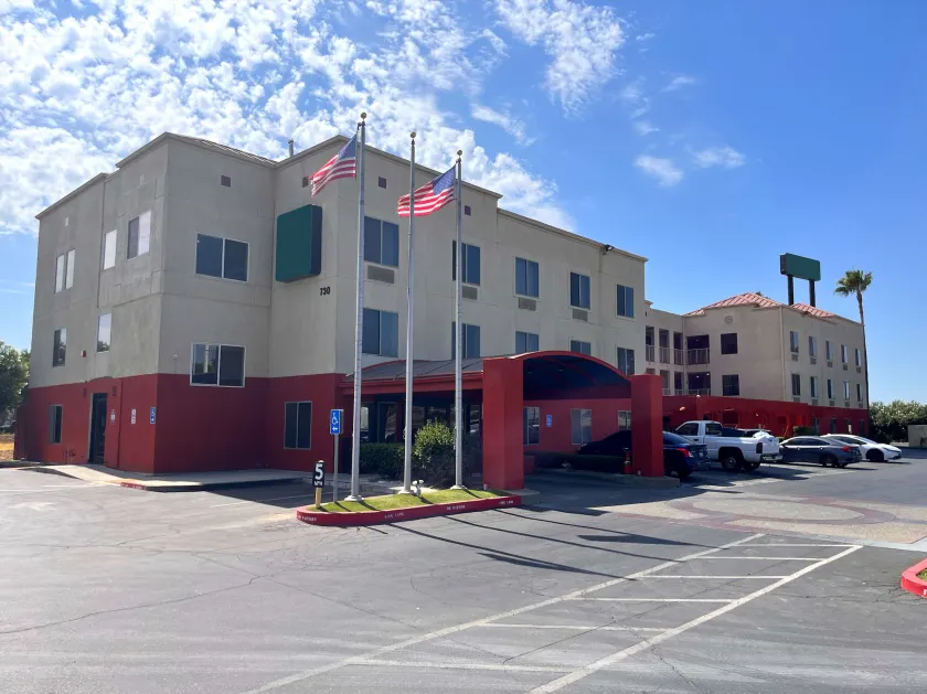 Merced Hotel - Gateway to Yosemite - Image 1