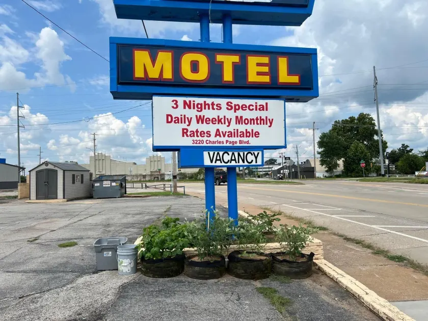 Holiday Motel Tulsa OK - Image 1