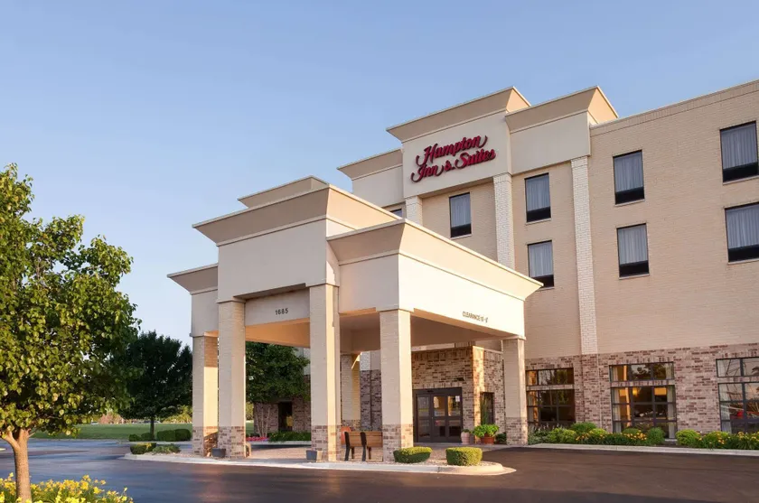Hampton Inn & Suites Addison - Image 1