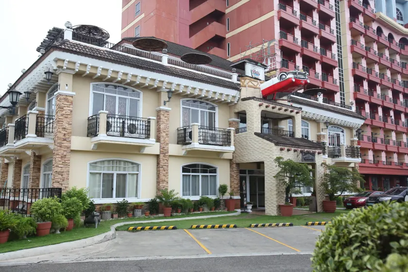 Crown Regency Suites Mactan - Image 1