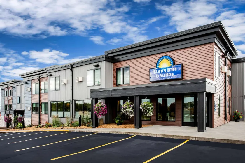 Days Inn & Suites by Wyndham Duluth by the Mall - Image 1