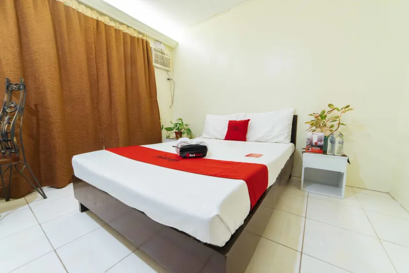 RedDoorz @ Ledesco Avenue Lapaz Iloilo - Image 1