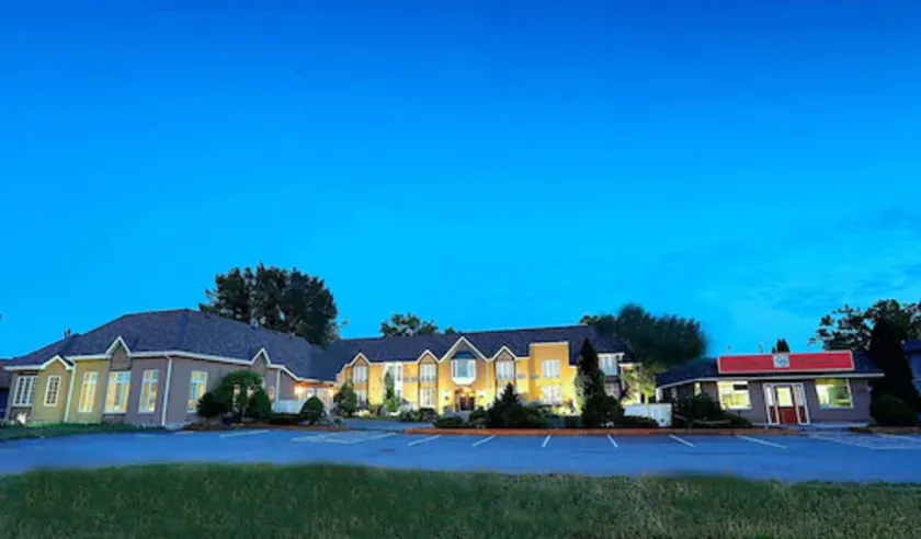 Fullerton Manor Inn - Image 1