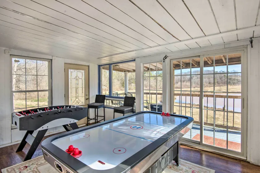 Game Room & Views: Lakefront Shelby Home! - Intérieur