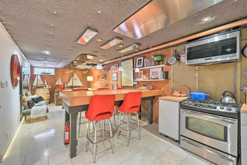 Edmonds Apartment with Private Wine Cellar! - Interiör