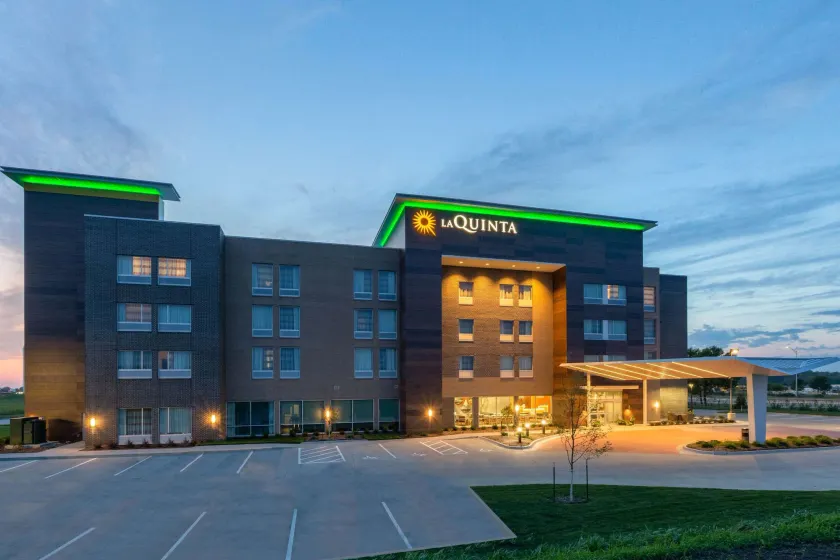 La Quinta by Wyndham Altoona Des Moines - Image 1