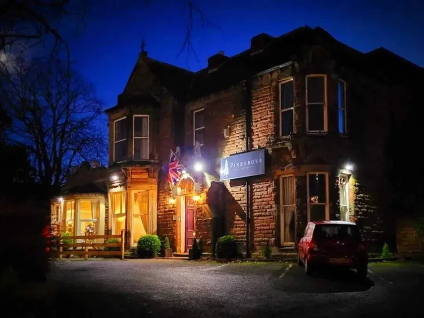 Pinegrove Hotel - Image 1
