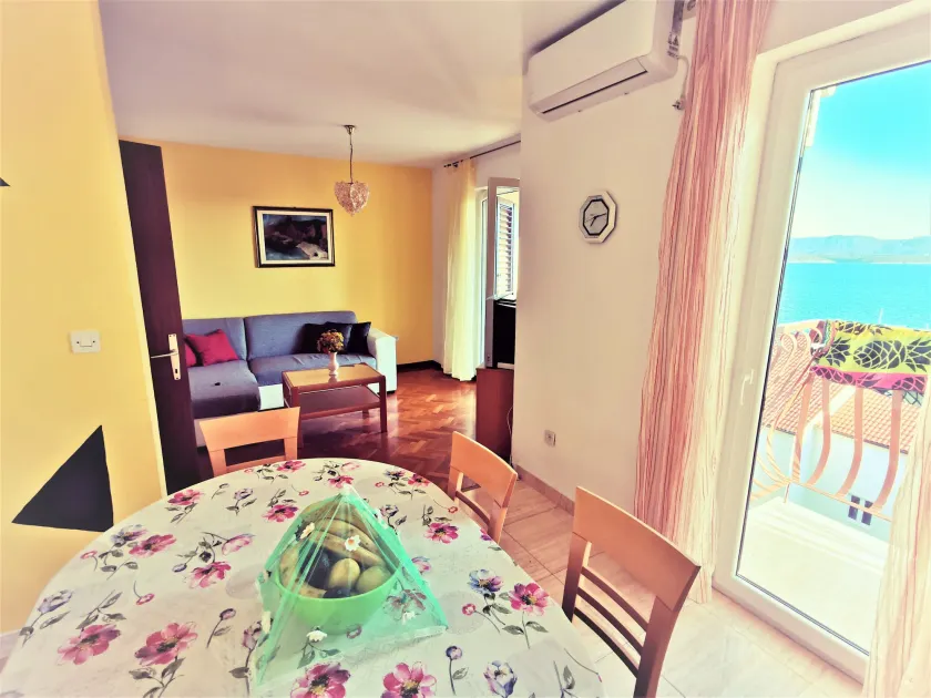 Holiday apartment with a balcony and sea view, just 300 metres from the beach - Image 1