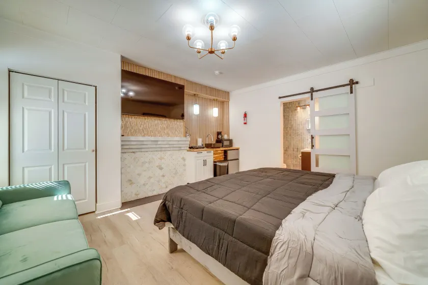 Historic Hinton Gem: Walkable Luxury Near Dtwn! - Image 1