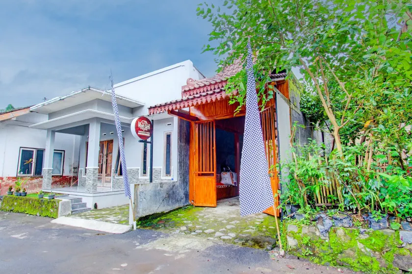 Hotel O Mbah Carik Homestay Syari'ah - Image 1