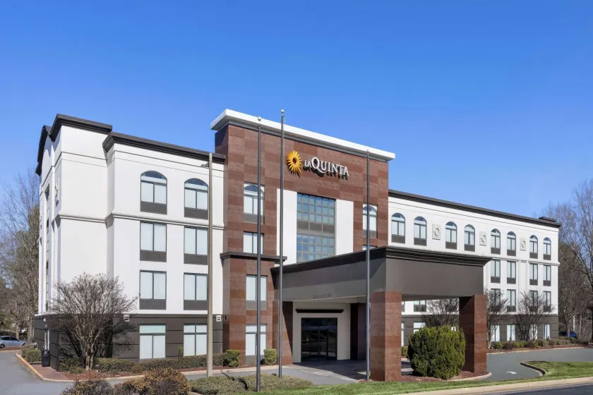 La Quinta Inn & Suites by Wyndham Mooresville - Image 1