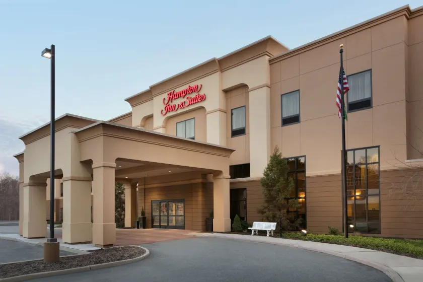 Hampton Inn & Suites Mahwah - Image 1