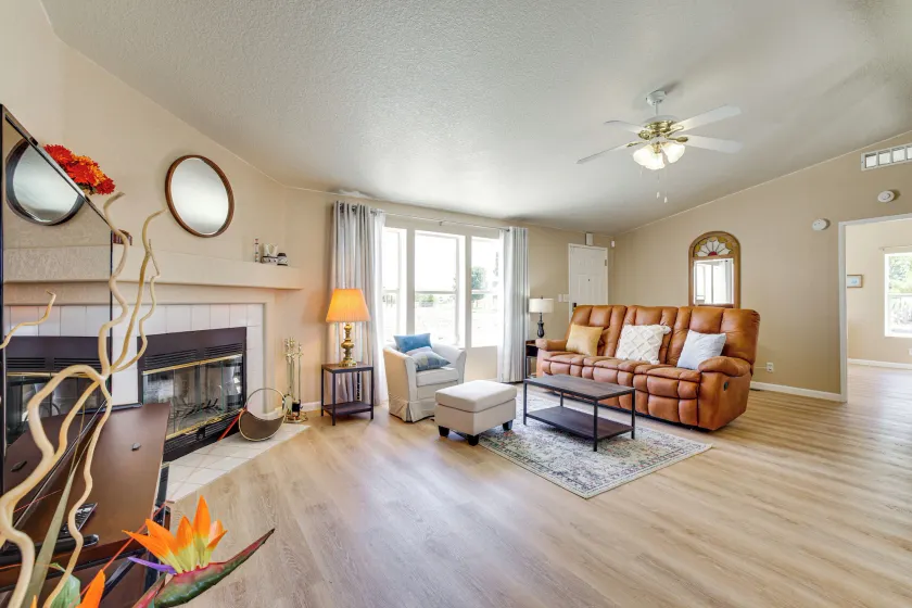 6 Mi to Downtown Pahrump: Scenic Desert Retreat - Image 1