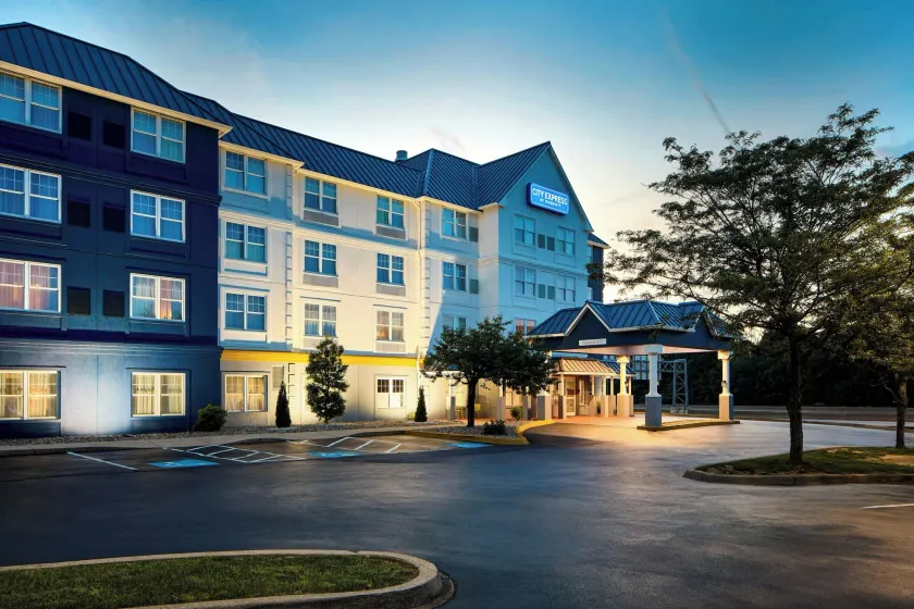 City Express by Marriott Louisville Southeast - Image 1