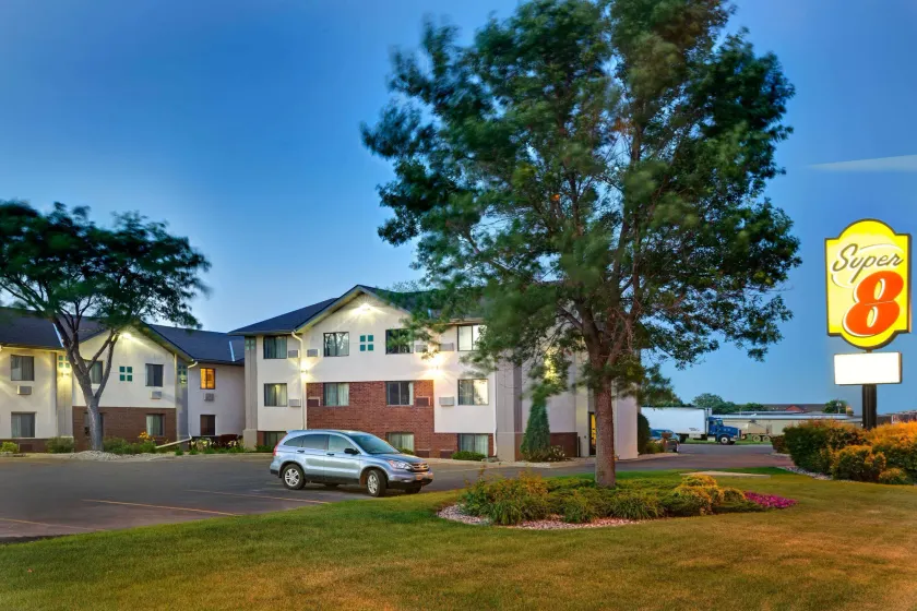 Super 8 by Wyndham Aberdeen East - Image 1