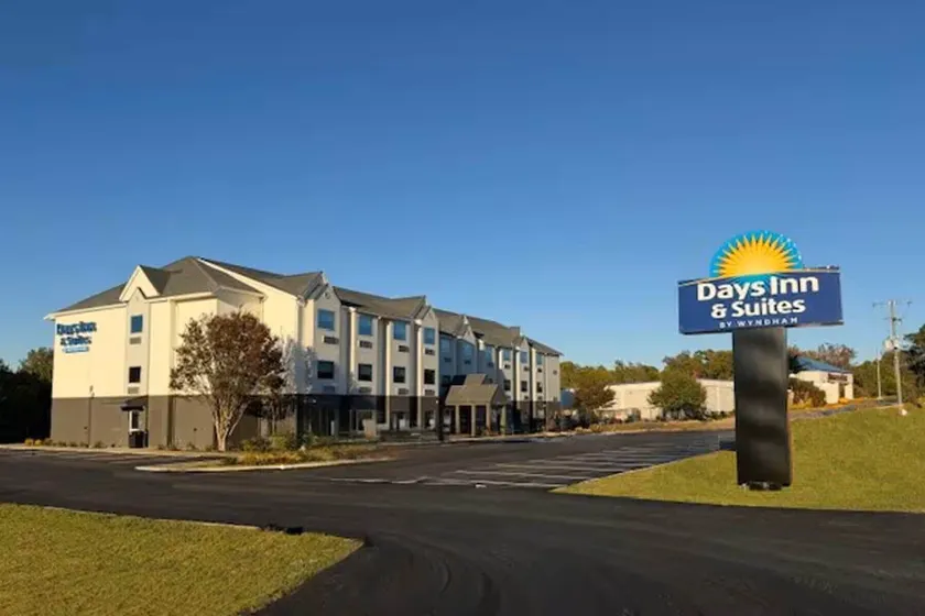 Days Inn & Suites by Wyndham Brandon Amphitheater - Image 1