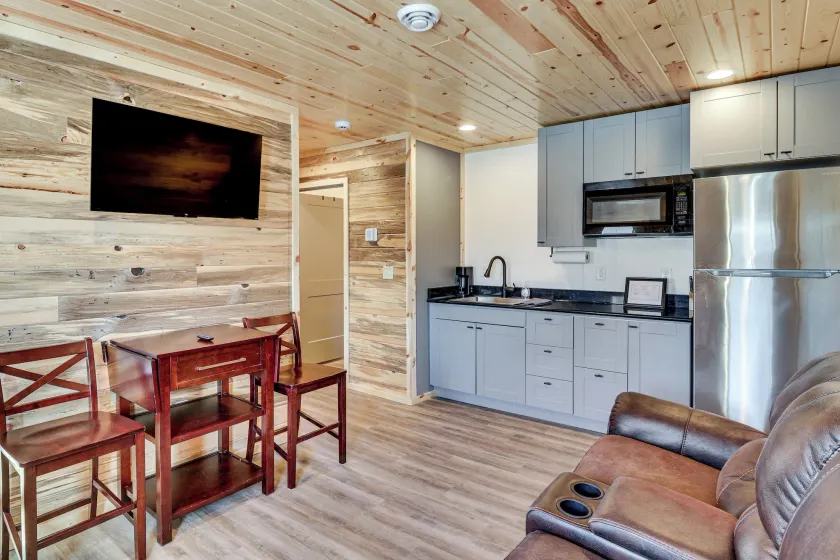 2 Mi to Lake Traverse: Dog-friendly Getaway - Image 1