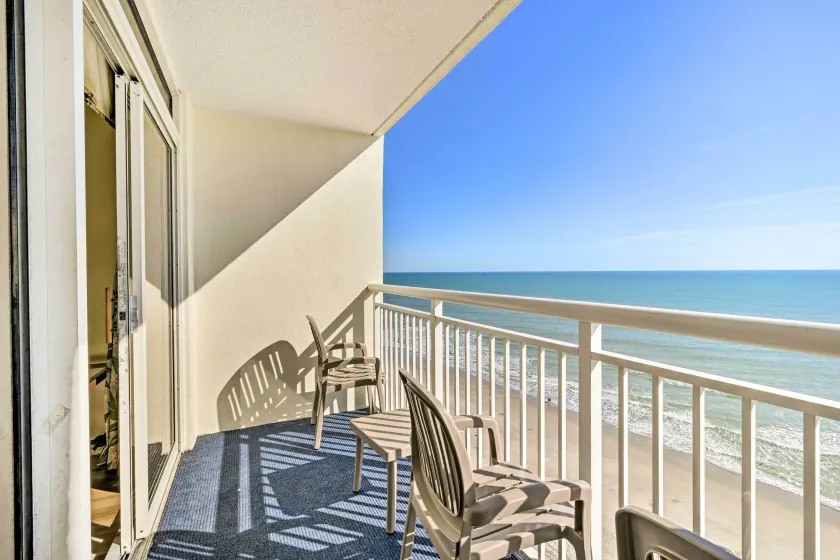 Amazing Oceanfront condo with pool & balcony views - Image 1