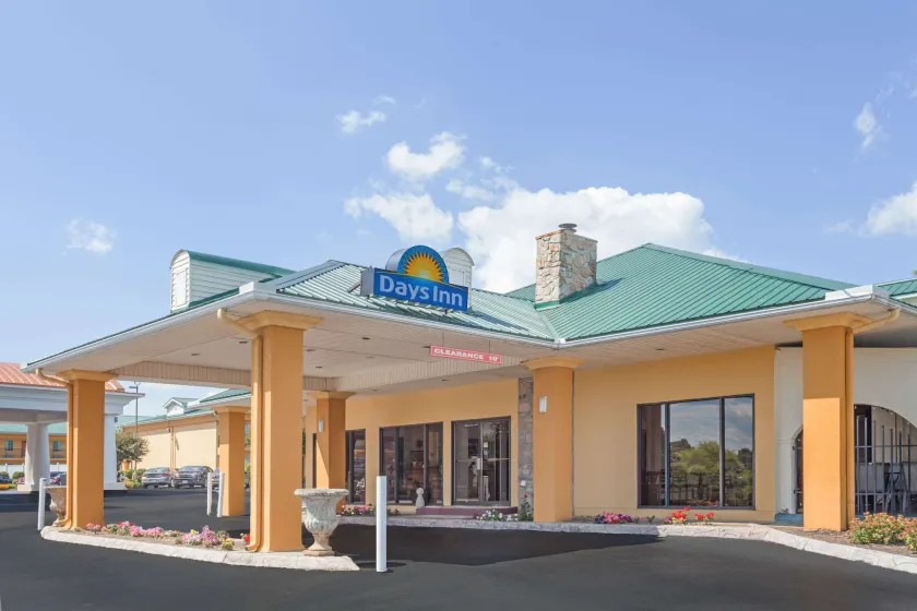 Days Inn by Wyndham Lenoir City - Image 1