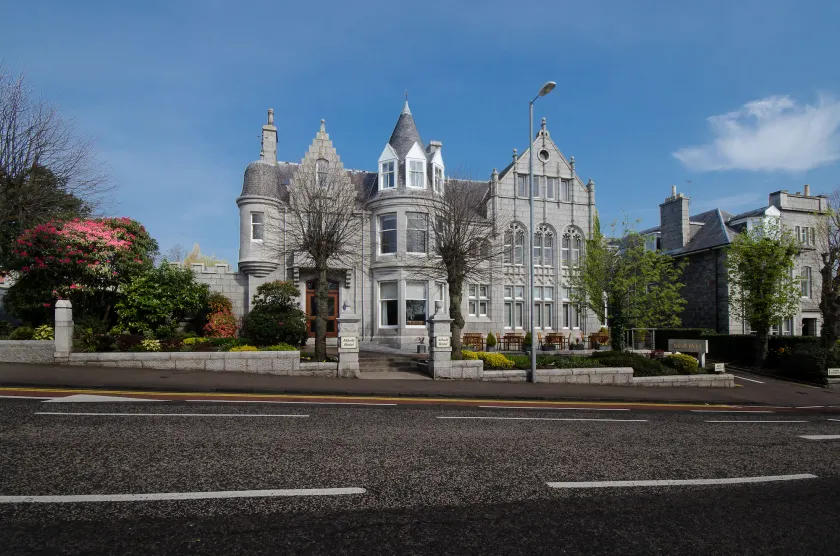 Atholl Hotel - Image 1