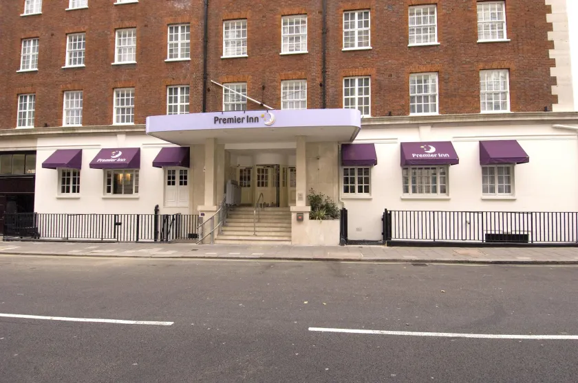 Premier Inn Victoria London - Image 1