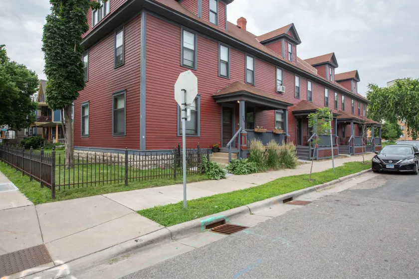 Midtown Manor - Image 1