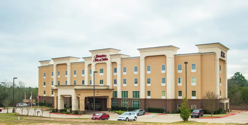 Hampton Inn & Suites Palestine - Image 1