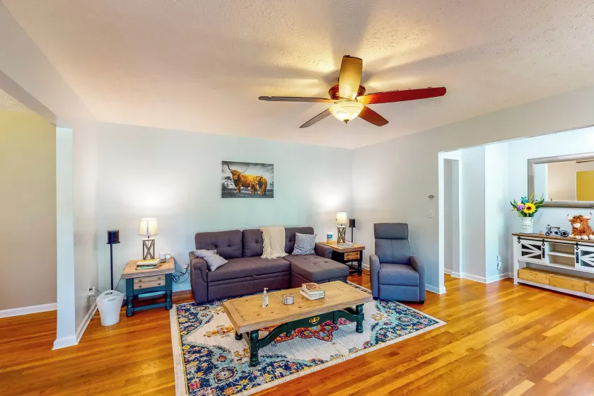 3BR on Sprawling Acreage w/ Magnificent Views - Image 1