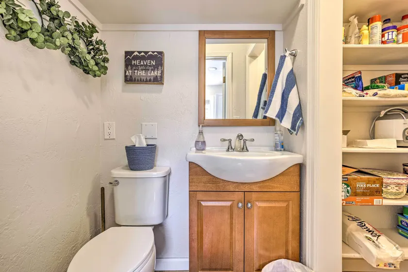 Walk to Water: Grand Lake Home w/ Hot Tub! - Intérieur