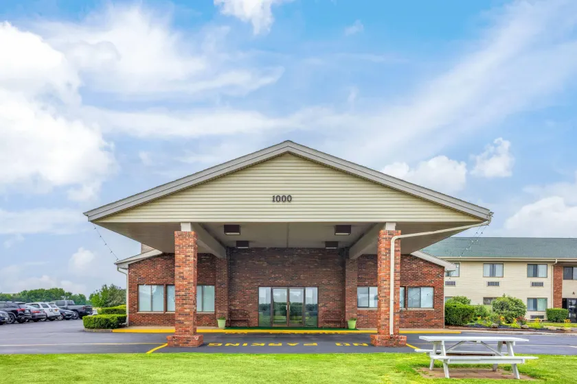 Super 8 by Wyndham Henrietta/Rochester Area - Image 1