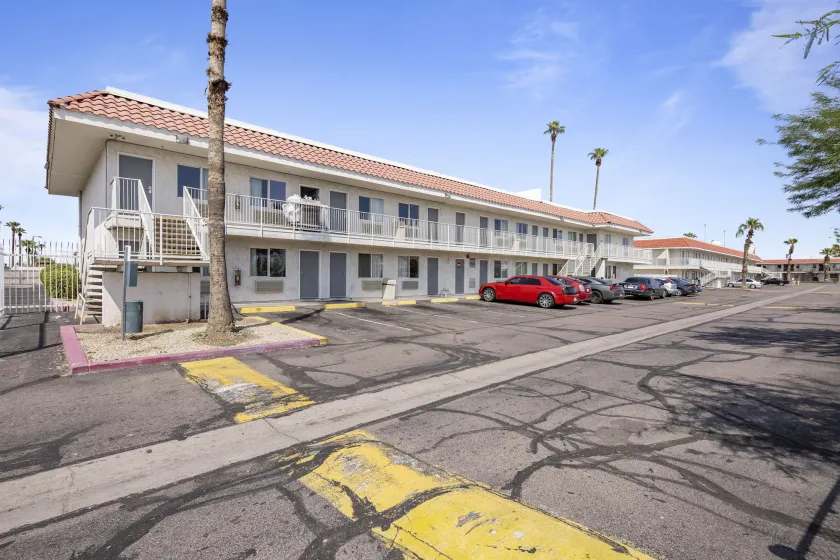Super 8 by Wyndham Phoenix West - Image 1