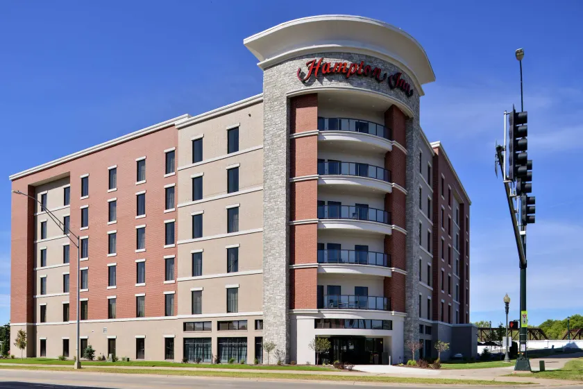 Hampton Inn Cedar Falls Downtown - Image 1